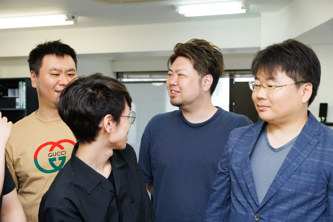 オフィスで向かい合って談笑するメンバー