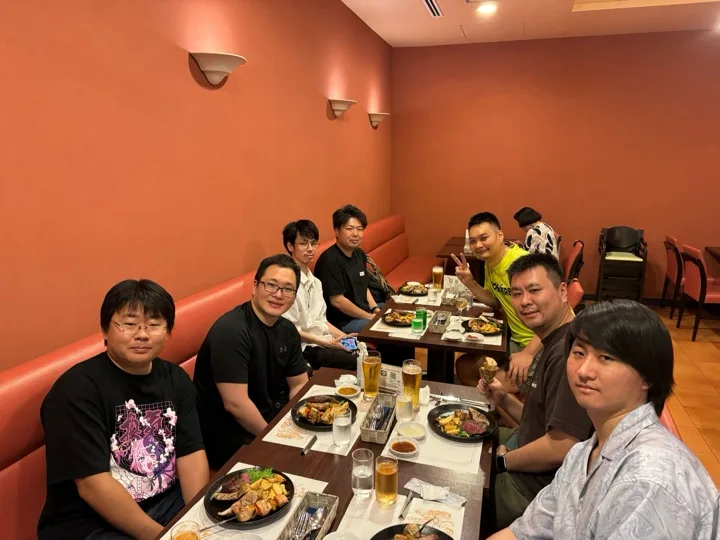モニターを囲んで懇親会をするメンバー