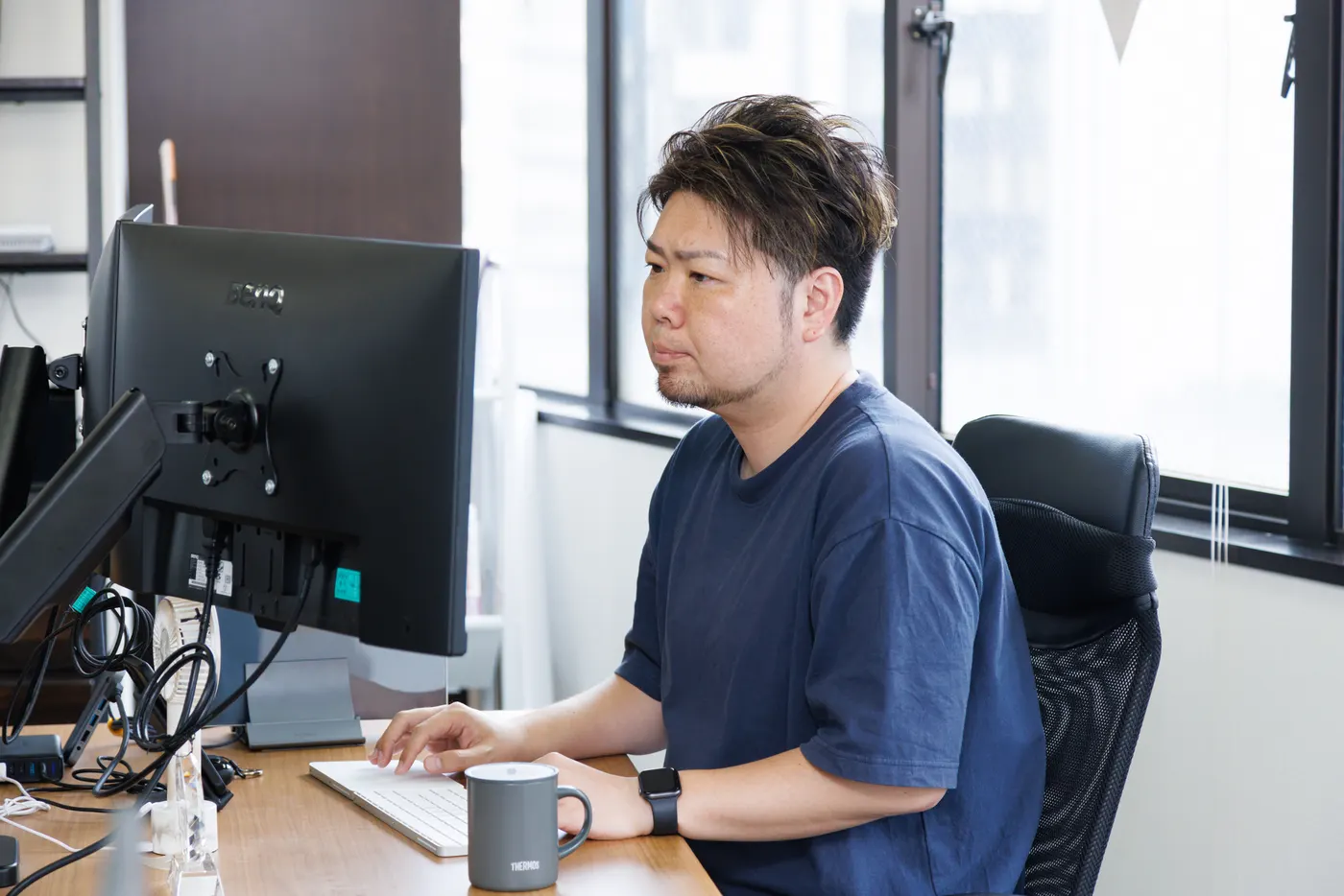 モニターに向かって作業に集中するエンジニア