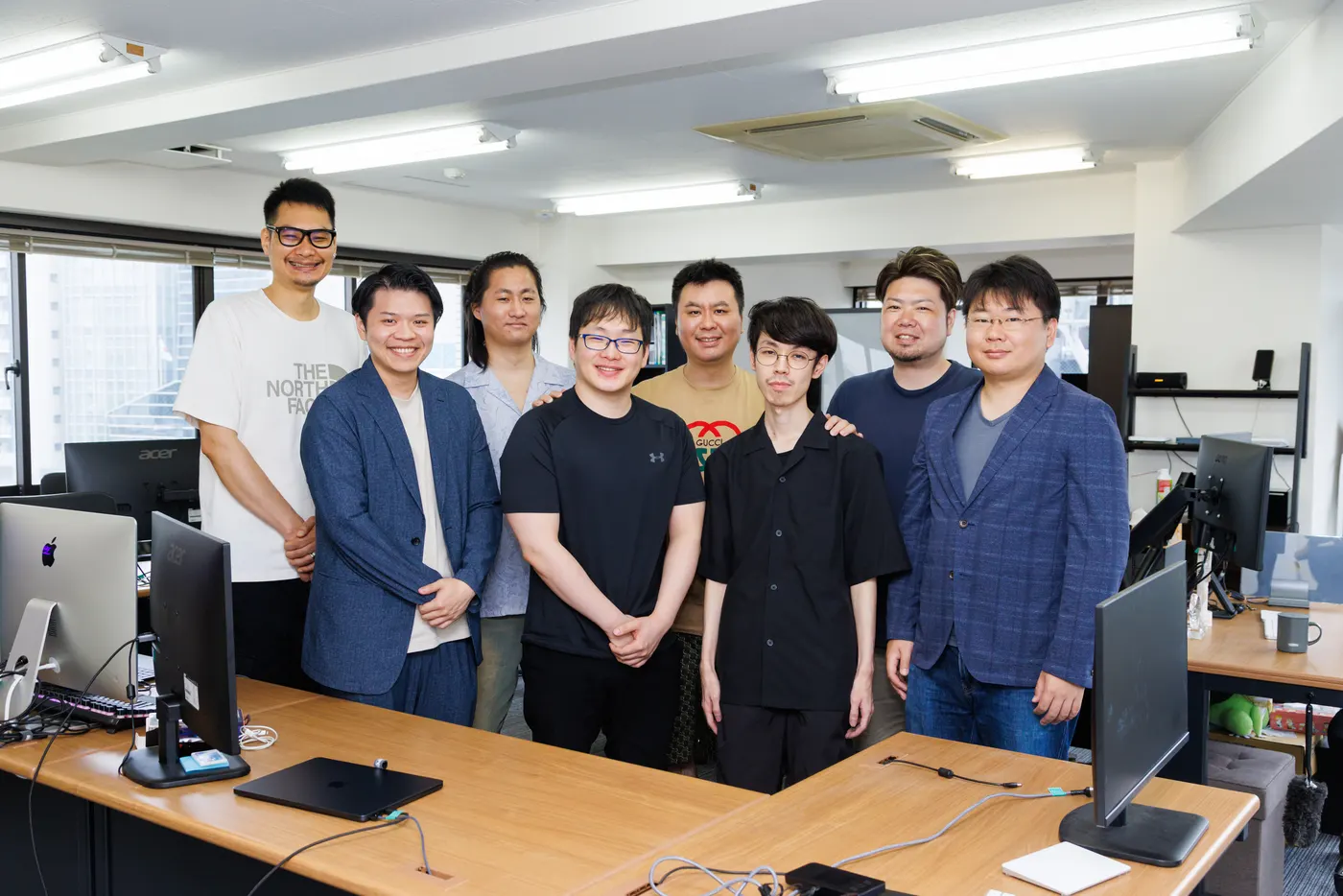 オフィスに集まったメンバーの集合写真