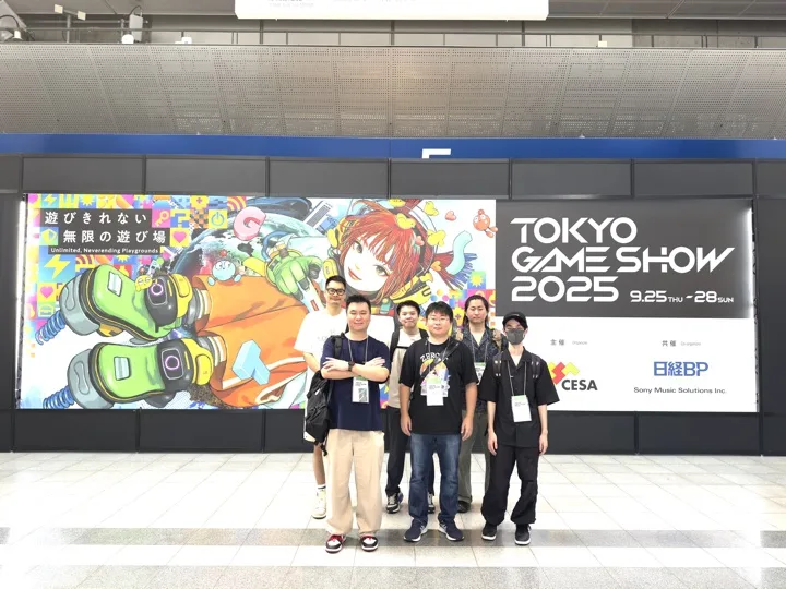 東京ゲームショウ2025の会場で記念撮影をするメンバー